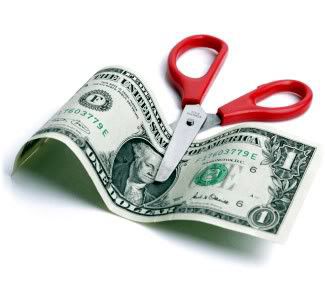 cortando nota de dólar