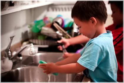 kids washing dishes