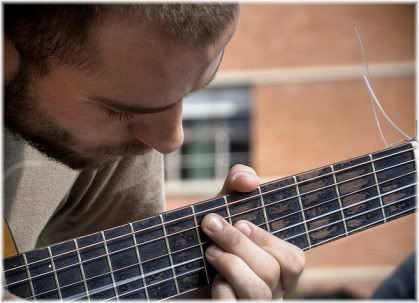 Mann spielt Gitarre