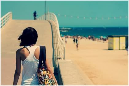 vrouw die langs het strandpad loopt